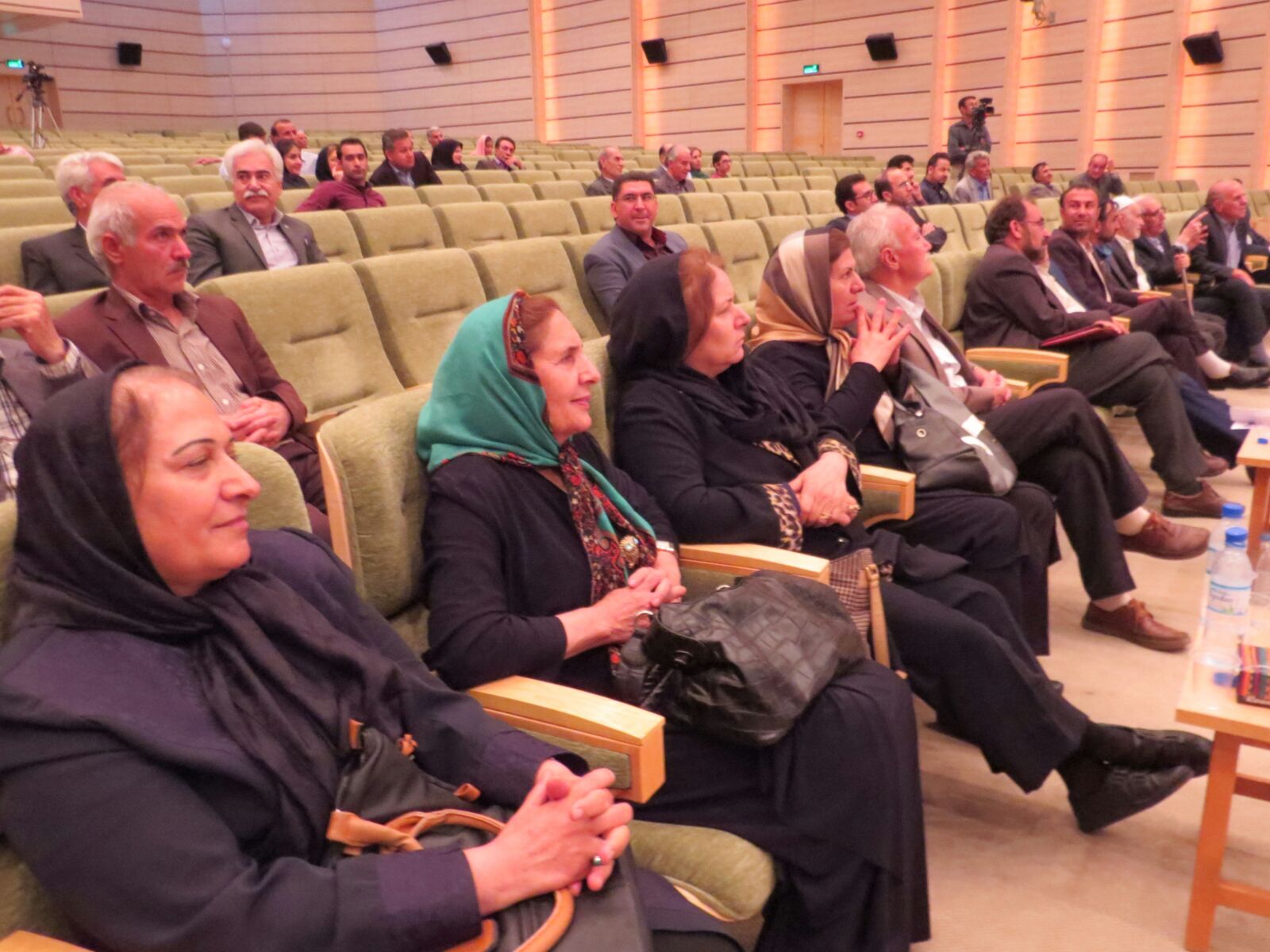 فضای فرهنگی را تحت تاثیر سیاست قرار ندهیم