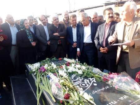 آرامگاه پدر تعلیمات عشایر ایران در شیراز گلباران شد