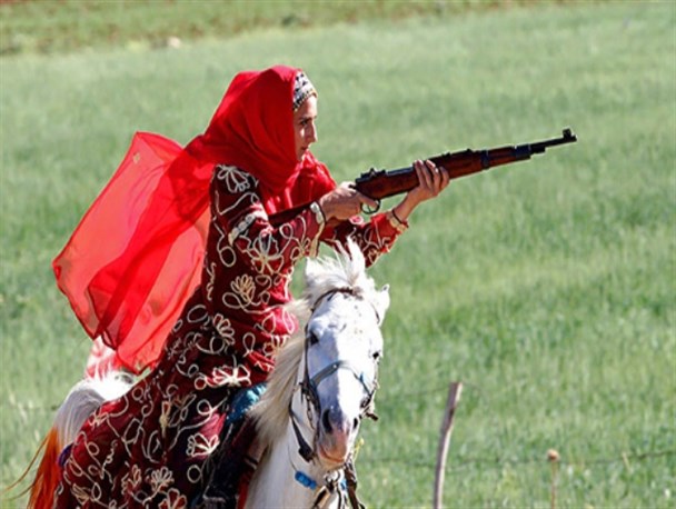 زنان قشقایی پا به پای مردان برای انقلاب قدم برداشتند/ زیبا کلام باید از زنان قشقایی عذر خواهی کند