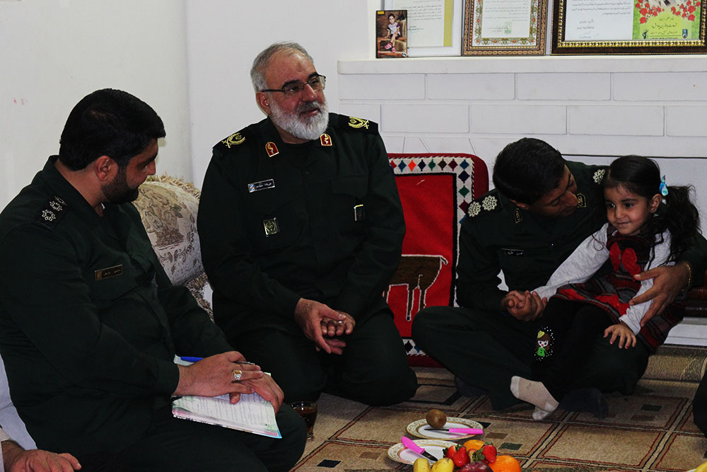 دیدار فرمانده بسیج عشایر کشور با خانواده شهید مهرداد قاجاری/گزارش تصویری