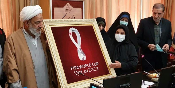 اهدای تابلوفرش قشقایی فیروزآباد‌ به موزه جام جهانی۲۰۲۲